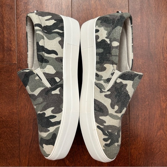 Steve Madden Women’s “Gills” Platform Sneakers, Camo Vegan Canvas SlipOns, Size8 - Picture 4 of 13